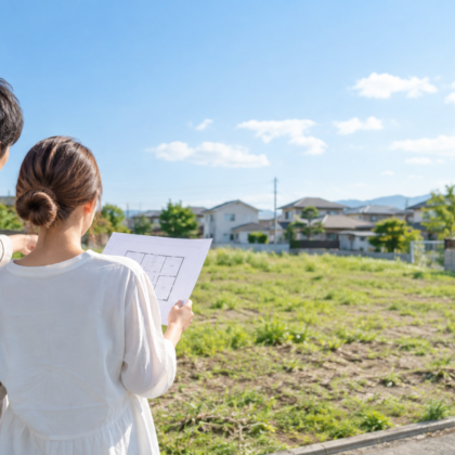 神栖市の住宅用地で間取り図を確認する夫婦